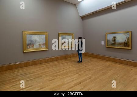 Ein Mädchen, das die Turner-Kollektion in der Tate Britain, London, betrachtet Stockfoto