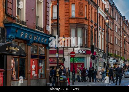 Gebäude in Soho London, Großbritannien. Menschen, die in den Straßen Londons spazieren Stockfoto