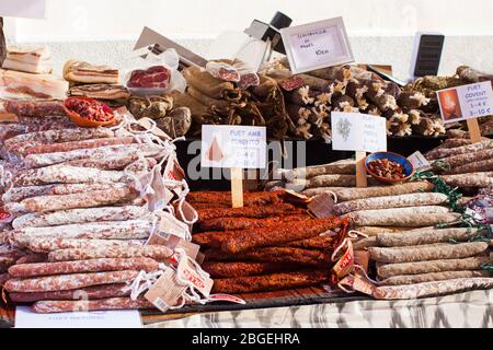 Porreres, Mallorca, Spanien - 27. Oktober 2019: Verkauf von Fuet-Sausages auf dem Markt von Porreres. Mallorca, Spanien Stockfoto