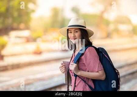 Asiatische Frauen Touristen mit Kamera und hell lächelnd an den Bahnhof. Stockfoto