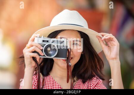 Asiatische Frauen Touristen mit Kamera und hell lächelnd an den Bahnhof. Stockfoto