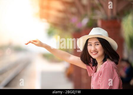 Asiatische Frauen Touristen mit Kamera und hell lächelnd an den Bahnhof. Stockfoto