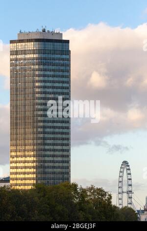 Blick auf das London Eye und einen Wolkenkratzer, London Stockfoto