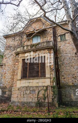 Details des Tatoi-Palastes, das eine ehemalige Sommerresidenz der griechischen Königsfamilie ist. Stockfoto