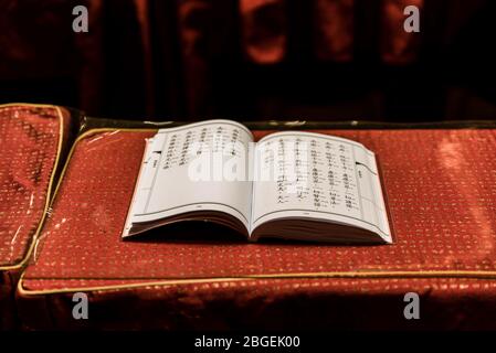 Singapur, Oktober 2019. Buddhistisches Gebetsbuch. Chinesisches Lehrbuch im Buddha Tooth Relic Tempel, Chinatown Stockfoto