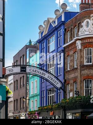 Carnaby Straßenschild in London.Bunte Gebäude in London.Häuser und Gebäude in London. Straßenschild Stockfoto