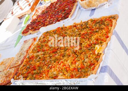 Gemüsekuchen (Coca de Trampo) zum Verkauf auf dem Markt von Porreres. Porreres, Mallorca, Spanien Stockfoto