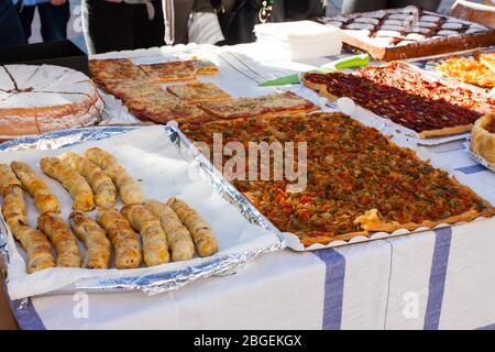 Eine Auswahl an Gebäck (Coca de Trampo, gato und andere) zum Verkauf auf Porreres Markt. Porreres, Mallorca, Spanien Stockfoto