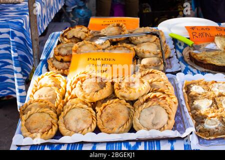 Eine Auswahl an Gebäck (Panades) zum Verkauf auf Porreres Markt. Porreres, Mallorca, Spanien Stockfoto