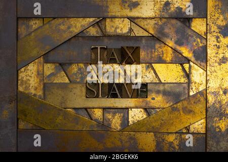 Foto von echten authentischen Schreibschrift bilden Tax Slave Text auf vintage texturierten Grunge Kupfer und Gold Hintergrund Stockfoto