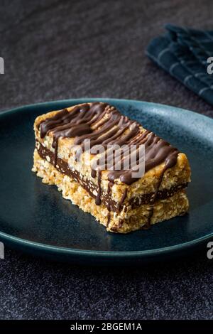 Rohe vegane und zuckerfreie Haferkuchen mit Erdnussbutter und Bitter Chocolate / hausgemachte glutenfreie Paleo-Snacks. Bio-Dessert. Stockfoto