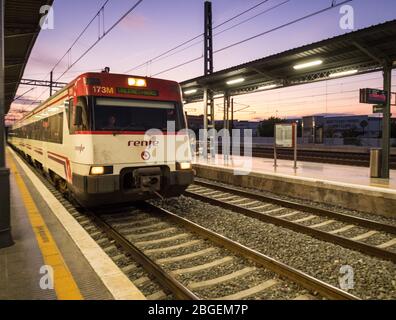 RENFE-Loks der Baureihe 447 Ankunft am Bahnhof Xativa in der Provinz Valencia Spanien. Die Züge der Klasse 447 sind elektrische Triebzüge der Baureihe EMU. Stockfoto