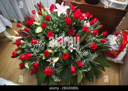Rote Rosen auf dem Boden. Gemacht zum Geburtstag. Große schöne rote Rosen Bouquet. Stockfoto