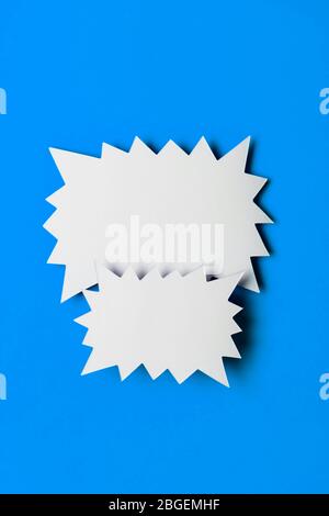 Leeres Werbebanner mit Starburst-Werbeaufsteller auf hellblauem Hintergrund Stockfoto