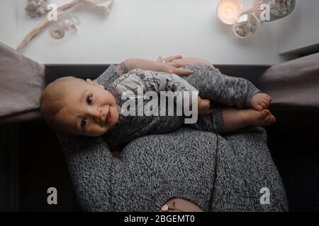 Niedliches Baby in den Armen der Mütter Stockfoto