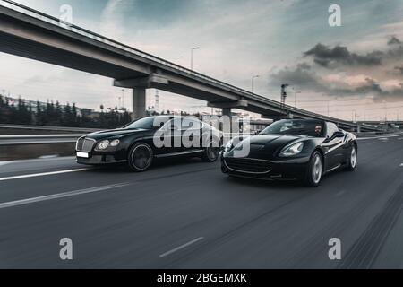 Zwei schwarze Autos Motorshow Rennen auf der Autobahn Stockfoto