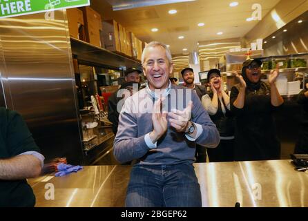 St. Louis, Missouri, USA. April 2020. Danny Meyer, Gründer und CEO der Burger-Kette Shake Shack, führt seine Mitarbeiter jubelend an, während der feierlichen Eröffnung des ersten St. Louis Shake Shack Restaurants in diesem Aktenfoto in St. Louis am 10. Dezember 2017. Shake Shack, der sich Bundeskredite durch das Coronavirus-Stimulus-Gesetz gesichert hatte, das kleinen Unternehmen helfen sollte, sagte, dass es alle 10 Millionen Dollar zurückgeben werde, die es von der Regierung erhalten hat. Meyer sagte, er sei sich nicht bewusst, dass das Geld so schnell austrocknen würde und das Geld, das er erhielt, sollte in Restaurants gehen, die es am meisten brauchen. Quelle: UPI/Al Stockfoto