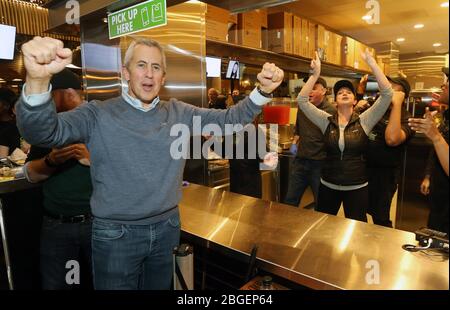 St. Louis, Missouri, USA. April 2020. Danny Meyer, Gründer und CEO der Burger-Kette Shake Shack, führt seine Mitarbeiter jubelend an, während der feierlichen Eröffnung des ersten St. Louis Shake Shack Restaurants in diesem Aktenfoto in St. Louis am 10. Dezember 2017. Shake Shack, der sich Bundeskredite durch das Coronavirus-Stimulus-Gesetz gesichert hatte, das kleinen Unternehmen helfen sollte, sagte, dass es alle 10 Millionen Dollar zurückgeben werde, die es von der Regierung erhalten hat. Meyer sagte, er sei sich nicht bewusst, dass das Geld so schnell austrocknen würde und das Geld, das er erhielt, sollte in Restaurants gehen, die es am meisten brauchen. Quelle: UPI/Al Stockfoto