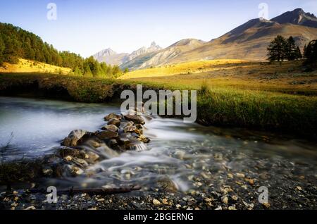 Val de l'Ubayette in den Bergen des Nationalparks Mercantour, zwischen Frankreich und Italien. Detail eines fließenden Flusses Stockfoto