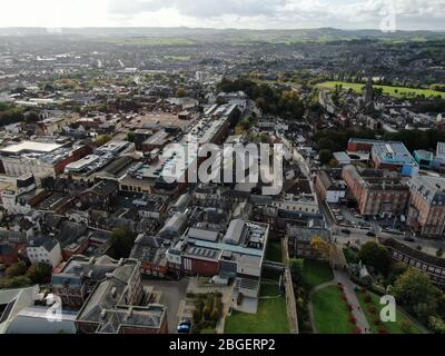 Luftaufnahme des Stadtzentrums von Exeter mit den Northenhay Gardens und dem Rougemont Hotel im rechten Vordergrund Stockfoto