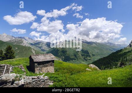 Sehr altes verlassene traditionelle Alpinhaus, in der Vergangenheit von Schäferhund der italienischen alpen des piemont, in der Nähe von cuneo, Italien verwendet Stockfoto