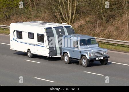 2010 Silber Land Rover Defender 90 Hard TOP TD Abschleppen Pegasus Grande Touring Wohnwagen und Wohnmobile, Wohnmobile, Wohnmobil, Familienferien, Caravanettenurlaub, Caravanurlaub, Leben auf der Straße, Stockfoto