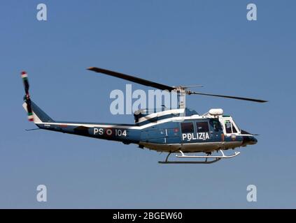 Italienischer Polizeihubschrauber Polizia PS-104 Agusta ab-212 fotografiert in Mailand, Italien Stockfoto