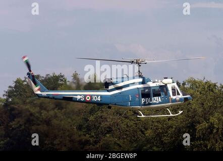 Italienischer Polizeihubschrauber Polizia PS-104 Agusta ab-212 fotografiert in Mailand, Italien Stockfoto