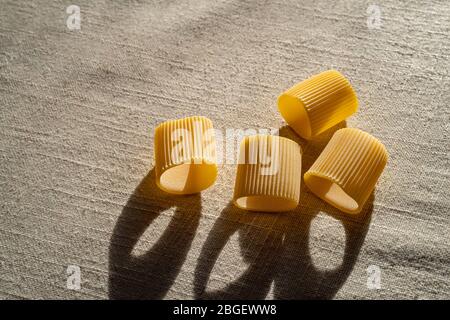 Hohe Winkelansicht der Paccheri Pasta auf dem Tisch Stockfoto
