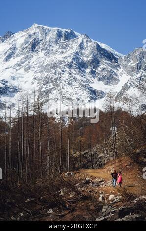 Bergwanderweg durch das Massiv des Monte Rosa (Piemont, Italien) zur Sella Hütte, am Ende des Winters zu Fuß, mit zwei Personen zu Fuß Stockfoto