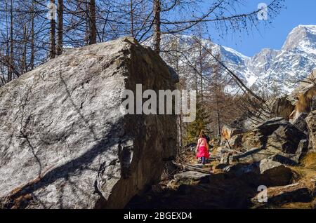 Bergwanderweg durch das Massiv des Monte Rosa (Piemont, Italien) zur Sella Hütte, am Ende des Winters zu Fuß, mit zwei Personen zu Fuß Stockfoto