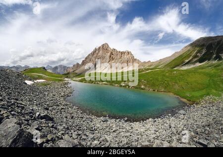Die Rocca La Meja, berühmte Berggipfel in den Alpen des Piemont, italien, mit dem nahe gelegenen See und der Bergkette um Stockfoto