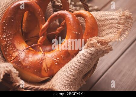 Frisch gebackene bayrische Salzbrezel. Deutsche Bäckerei. Nahaufnahme. Stockfoto