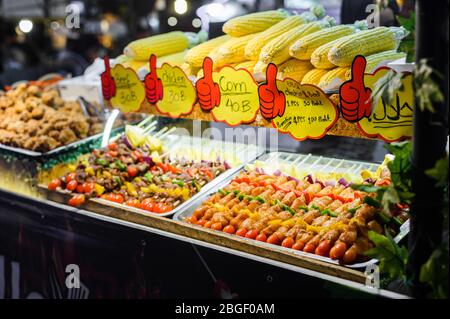 Spieße von gegrilltem Gemüse und Fleisch in Nachtmarkt, thailand Stockfoto