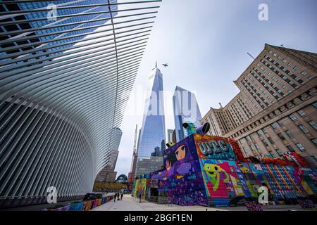 New York, N.Y/USA – 20. April 2020: Der morgendliche Pendelweg in der Nähe des World Trade Centers und Oculus ist aufgrund von COVID-19 wegen gesundheitlicher Bedenken ruhig. Stockfoto