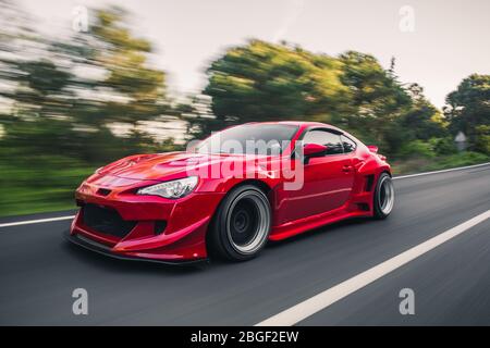 Superpower rote Rennen, Autoshow auf der Autobahn Stockfoto