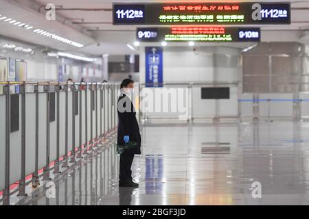 Changsha, Chinas Provinz Hunan. April 2020. Ein Mitarbeiter ist am Bahnhof Changsha der Changsha-Zhuzhou-Xiangtan Intercity Railway in Changsha, Zentralchina, Provinz Hunan, am 21. April 2020 im Dienst. Der Bahnhof hat regelmäßige Maßnahmen zur Prävention und Kontrolle von Epidemien ergriffen, um die Sicherheit der Passagiere zu gewährleisten. Kredit: Chen Zeguo/Xinhua/Alamy Live News Stockfoto