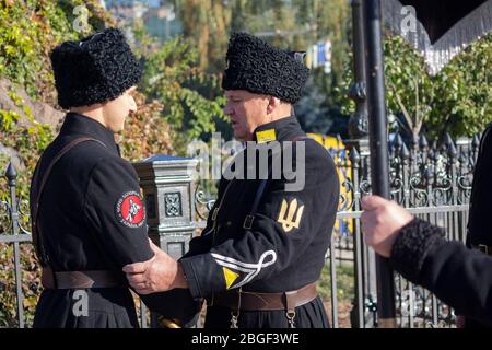 Kiew, Ukraine - 14. Oktober 2018: Männer in der Uniform der Soldaten der Ukrainischen Volksrepublik führen das Ritual der Eid auf Sophia Sq Stockfoto