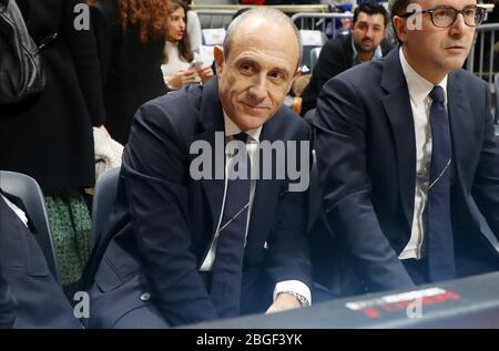 ettore messina - Trainer ax armani Austausch mailand während der italienischen Serie A Basketball Championship 2019/20, , Bologna, Italien, 01 Jan 2020 Stockfoto