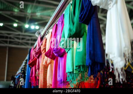 Viele Pashmina Foulards hängen an einem Marktstand Stockfoto