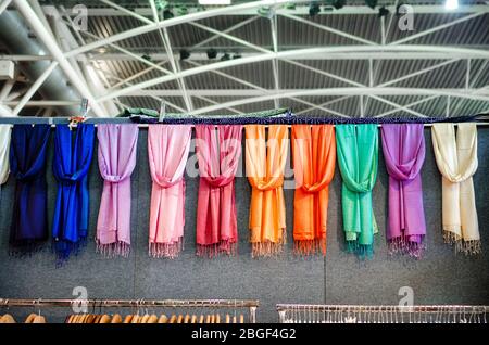 Viele Pashmina Foulards hängen an einem Marktstand Stockfoto