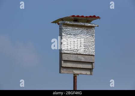Nistkästen in Feldern platziert, um Fledermäuse anzuziehen [hier Kuhl-Pipistrelle (Pipistrellus kuhlii)] als natürliche Schädlingsbekämpfung für den ökologischen Landbau. Phot Stockfoto
