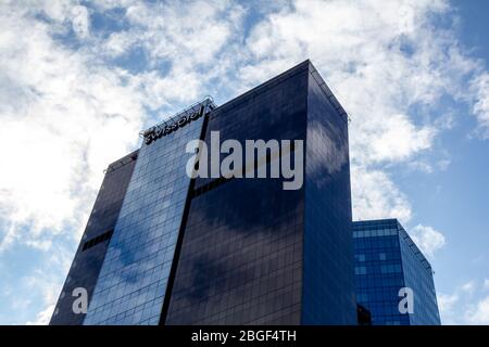 Tallinn, Estland - 10. Juli 2019: Die hohen modernen Wolkenkratzer beherbergt Büros und die Hotelgruppe Swissotel und ihr Luxushotel in Tallinn Stockfoto