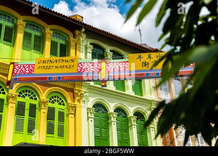 Singapur, 2019. Oktober: Traditionelle chinesische Geschäfte. Farbenfrohe Architektur auf der Pagoda Street in Singapurs Chinatown Stockfoto