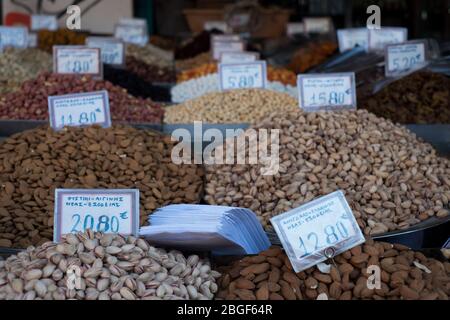 Nüsse und getrocknete Früchte zum Verkauf in Varvakios, Athen' zentralen Markt, Griechenland Stockfoto