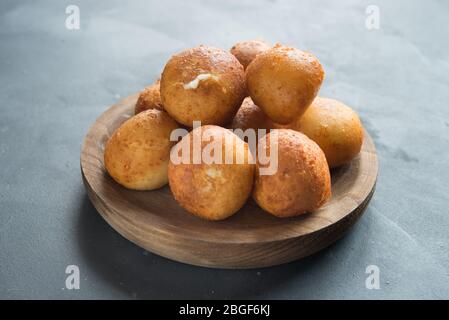 Traditionelle kolumbianische buñuelo - tiefgebratene Käsebrot Stockfoto