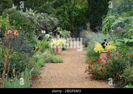 Ein etablierter Hüttengarten mit krautigen Grenzen in England Stockfoto