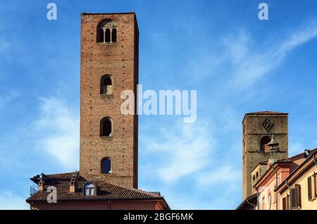 Detail der Piazza Risorgimento, Hauptplatz von Alba (Piemont, Italien) mit den mittelalterlichen Türmen Stockfoto