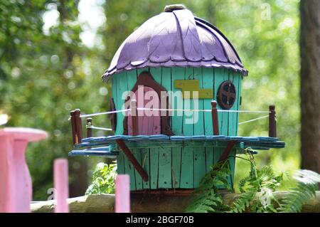 Ein hübsches Feenhaus in einem Waldgarten für Kinder konzipiert. England Stockfoto