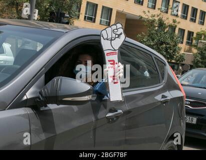 Beirut, Libanon. 21. April 2020. Regierungsfeindliche Demonstranten demonstrieren in einem Konvoi mit Autofahrern, die ihre Hupen hupen und die Nationalflagge schwenken und sich mit Gesichtsmasken aus den Fenstern lehnen, während sie durch das Zentrum von Beirut fahren, um gegen die sich verschlechternden Lebensbedingungen zu protestieren und den Rückgang des Lebensstandards zu unterstreichen, der gewesen ist Verschärft durch den Ausbruch der Sperrung des Coronavirus und um den Druck auf die Politiker aufrechtzuerhalten, seit im Oktober Massenproteste ausbrachen. Kredit: amer Ghazzal/Alamy Live Stockfoto